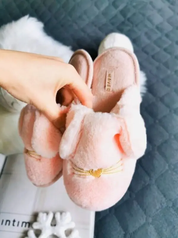 Žaismingos dirbtinio kailio šlepetės - baby pink