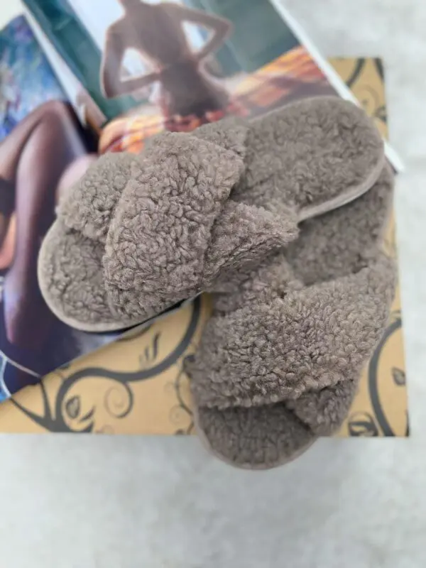 Įsispiriamos dirbtinio kailio šlepetės - cappuccino