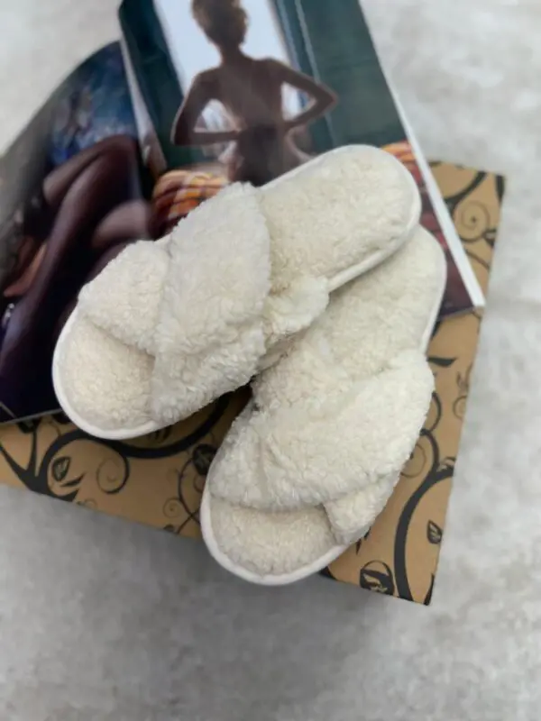 Įsispiriamos dirbtinio kailio šlepetės - creamy