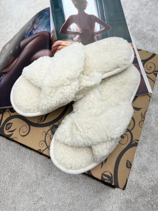 Įsispiriamos dirbtinio kailio šlepetės - creamy