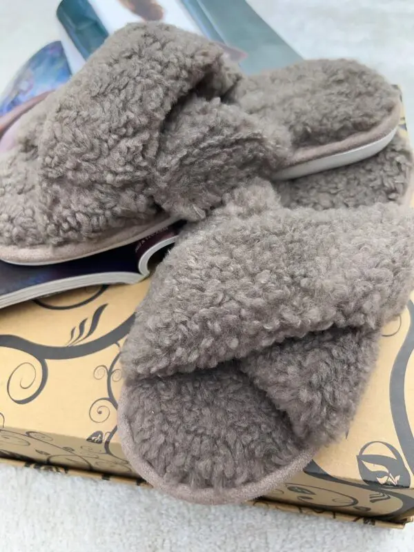 Įsispiriamos dirbtinio kailio šlepetės - cappuccino