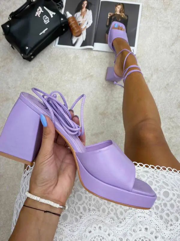 Išskirtinio dizaino basutės užsivarstomos virvelėmis