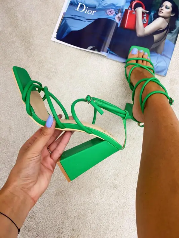 Vasariškos dailios basutės kvadratiniu kulnu