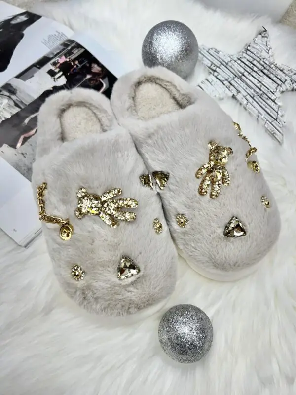 Dirbtinio kailio šlepetės su auksinės spalvos detalėmis