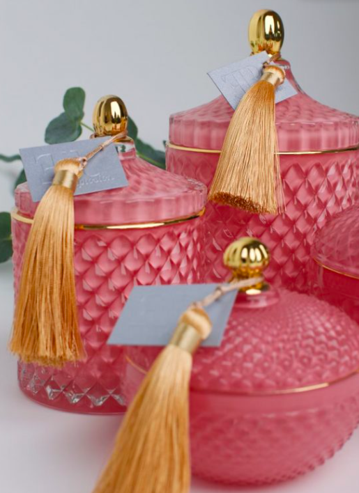 KORĖTA rožinė žvakė įkvėpta La Vie Est Belle - 230 g