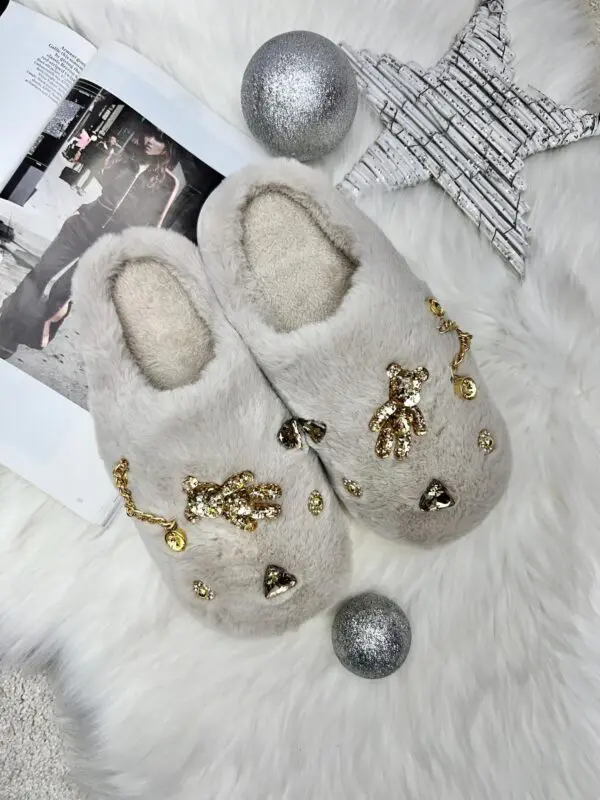 Dirbtinio kailio šlepetės su auksinės spalvos detalėmis