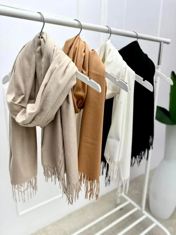 Vienspalvis šalikas su kutais