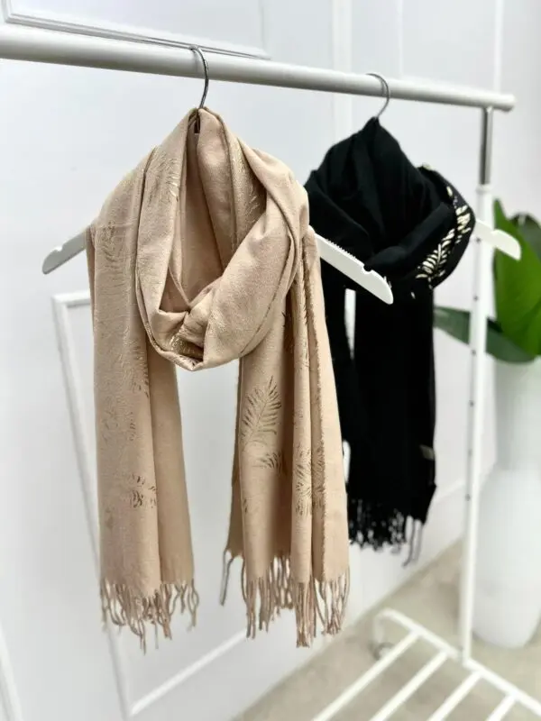 Šalikas dekoruotas auksinės spalvos lapeliais