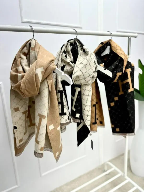 Išskirtinio dizaino šalikas su printu