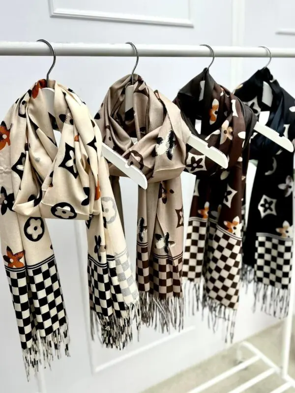 Įvairių raštų šalikas su kutais