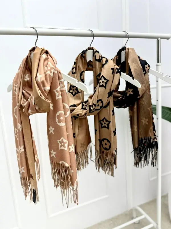 Įvairių raštų šalikas su kutais