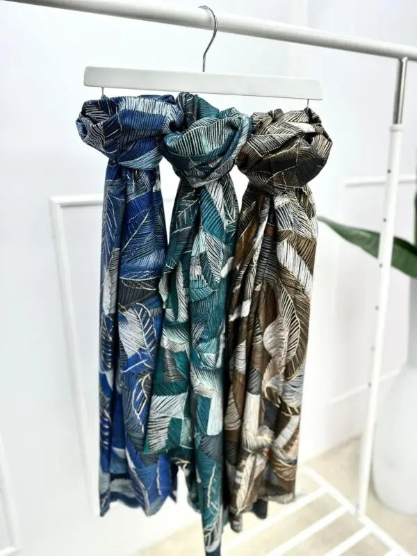 Šalikas dekoruotas baltos spalvos lapeliais