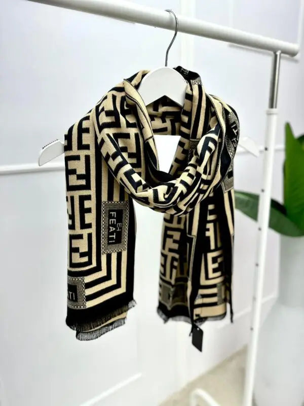 Stilingas šalikas su juodos spalvos detalėmis