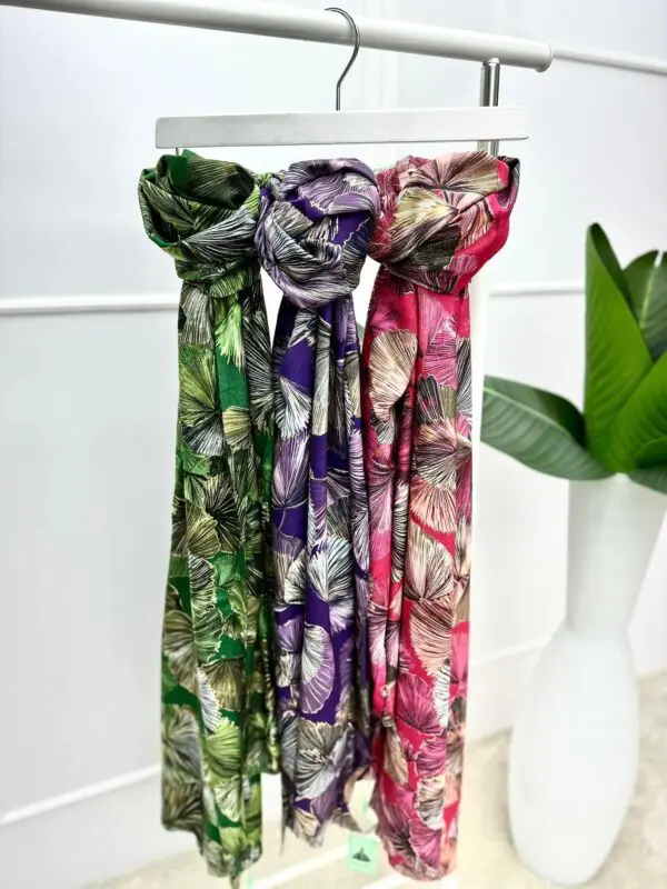 Šalikas dekoruotas gėlėmis