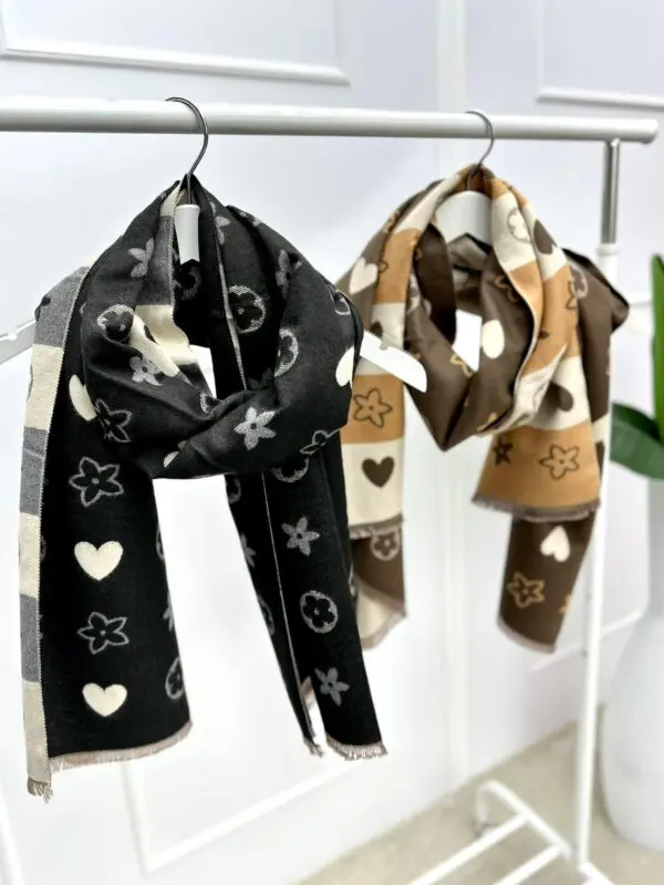 Šalikas dekoruotas širdelėmis