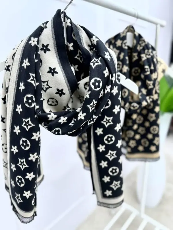 Dviejų atspalvių šalikas dekoruotas gėlėmis