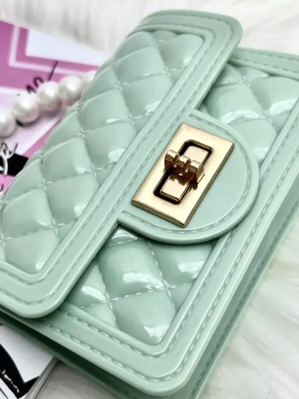 Rankinė su perliukais - mint