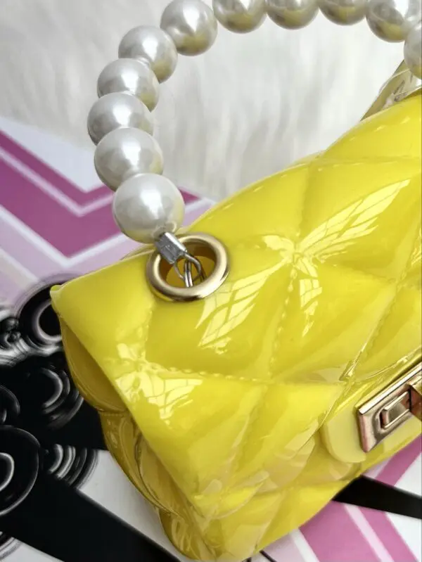 Mini rankinė su perliukais - yellow