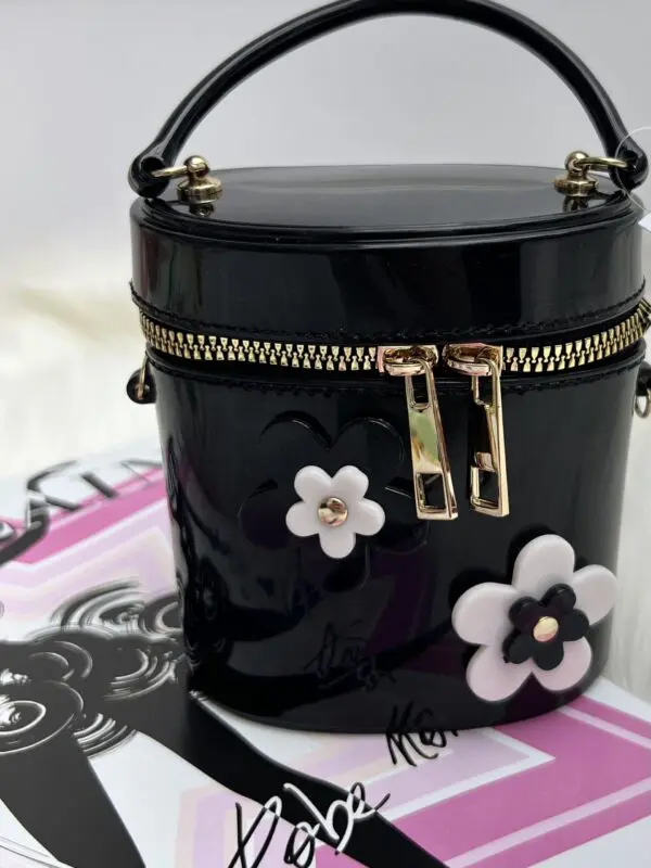 Rankinė su gėlėmis - black