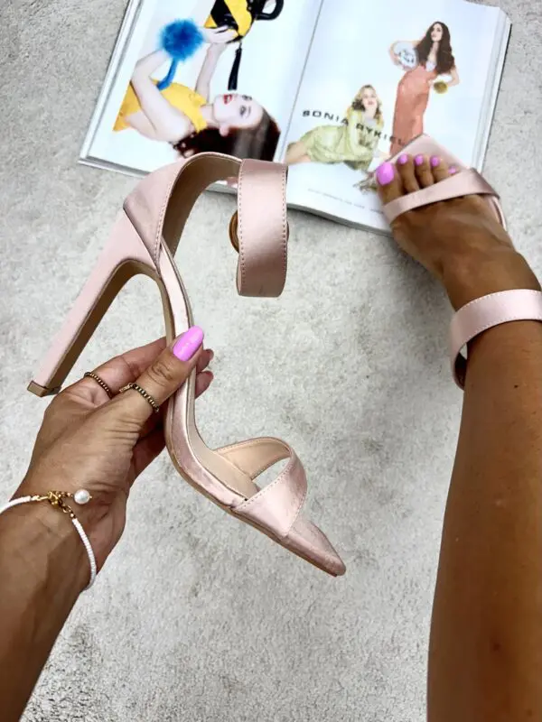 Stilingos basutės su auksine sagtimi