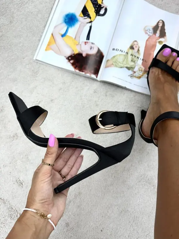 Stilingos juodos spalvos basutės su auksine sagtimi