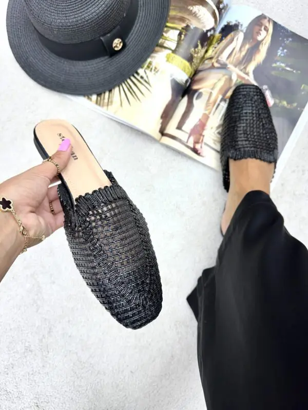 Išskirtinio dizaino juodos spalvos šlepetės