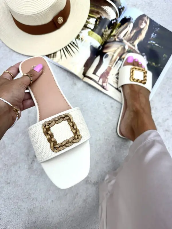 Stilingos šlepetės su sagtimis