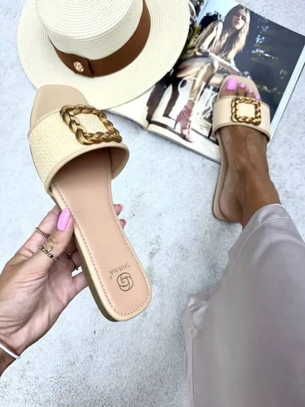 Stilingos šlepetės su sagtimis