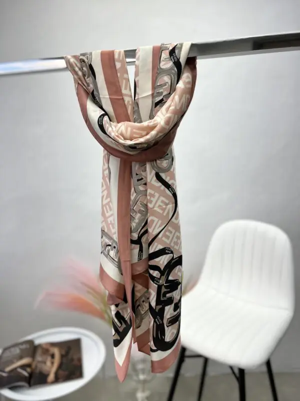 Stilinga skara su akcentais