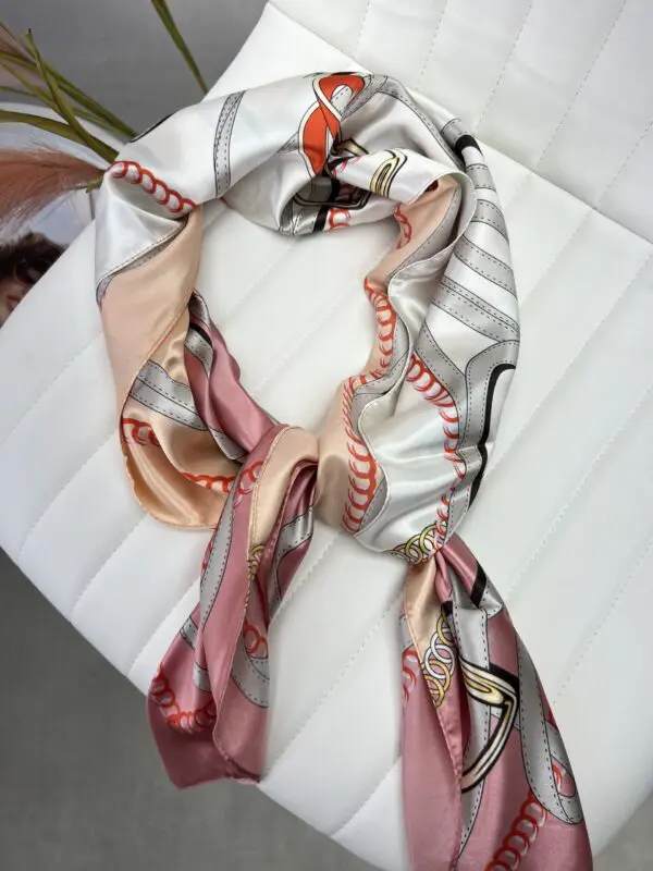 Stilinga skarelė su akcentais