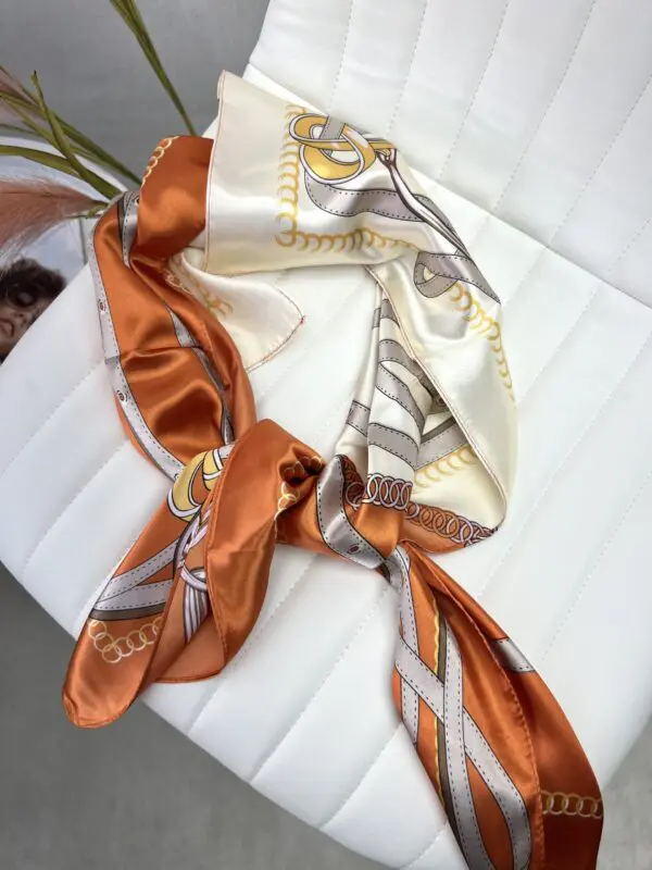 Stilinga skarelė su akcentais