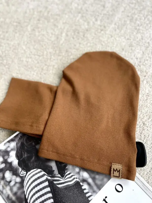 Kepurės ir movos komplektas - rudos spalvos