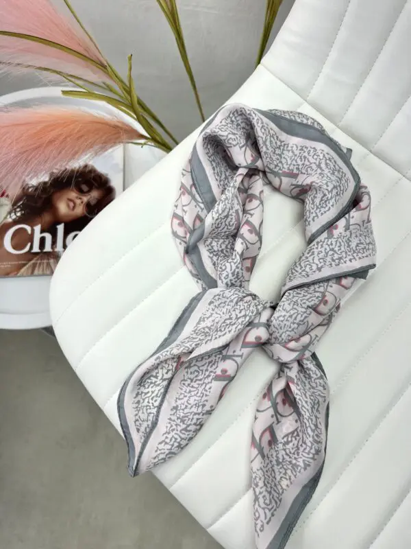 Stilinga skarelė su akcentais