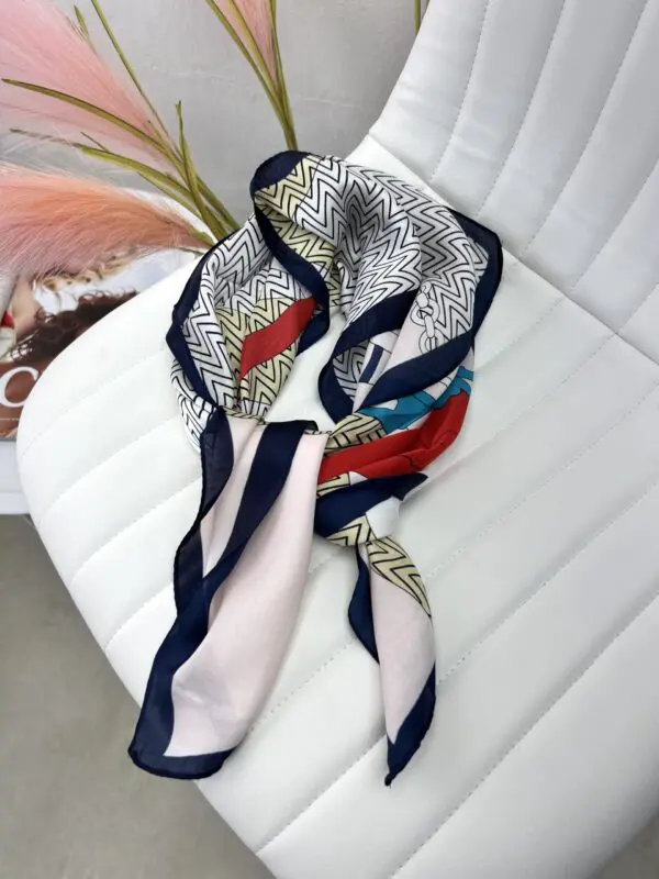 Stilinga skarelė su akcentais