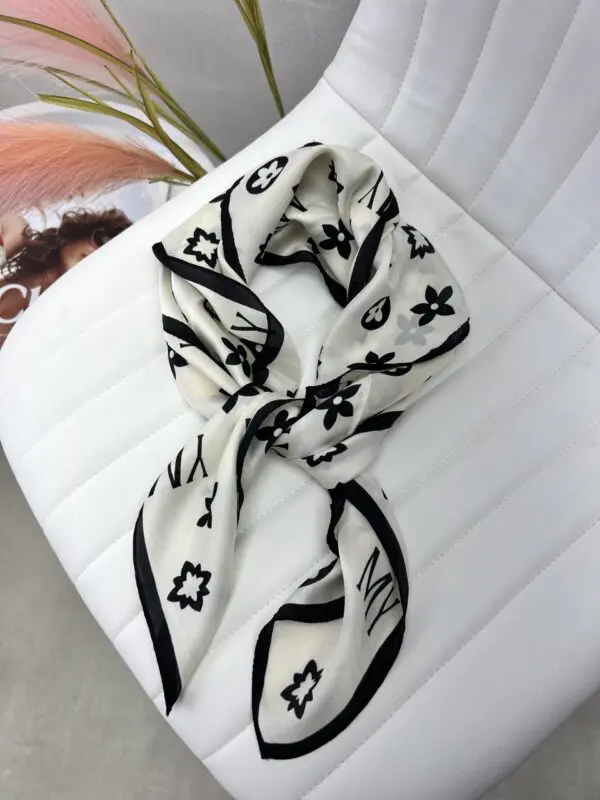 Stilinga skarelė su akcentais