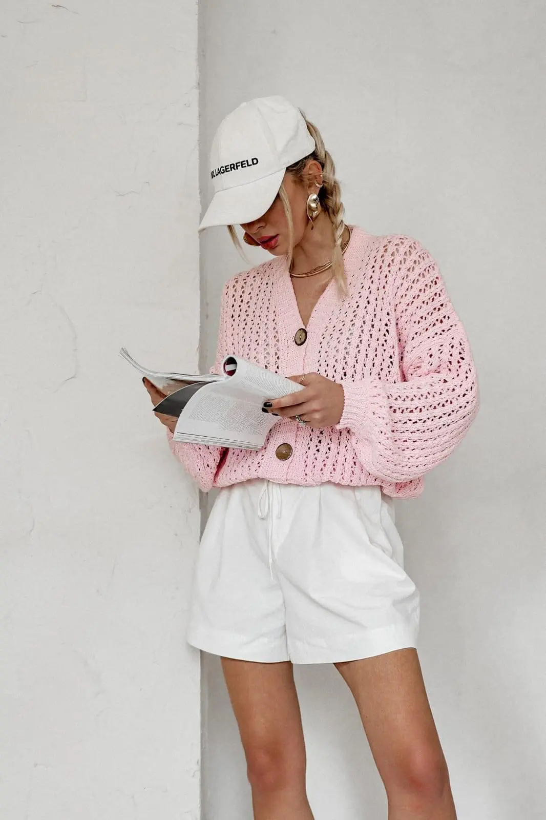 Lengvo silueto megztinis su sagutėmis