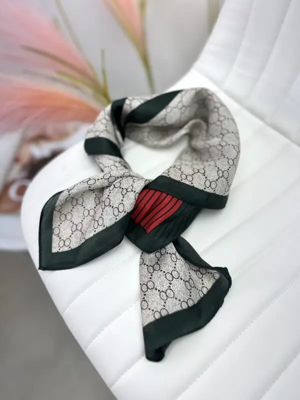 Stilinga skarelė su akcentais