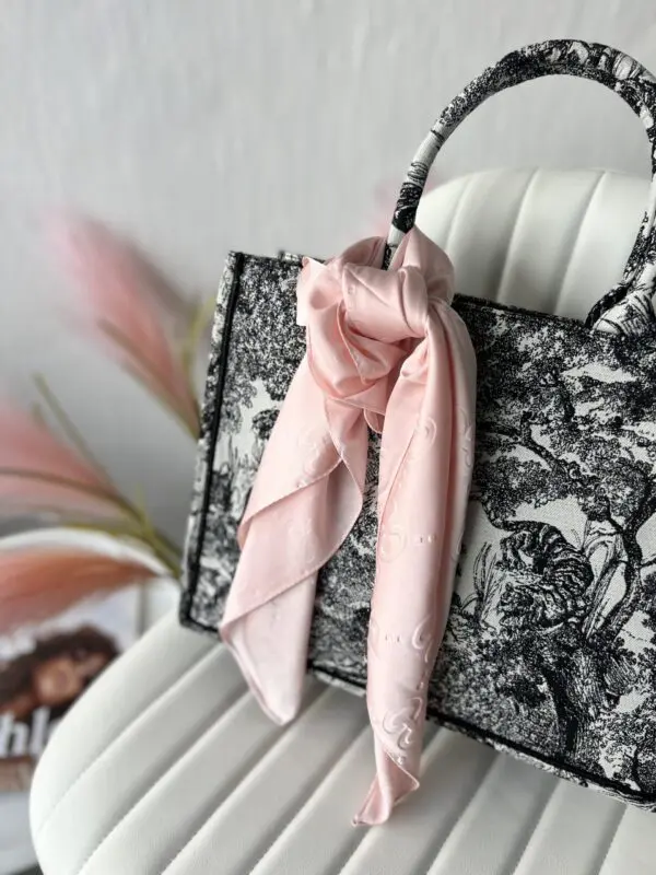 Stilinga skarelė su akcentais