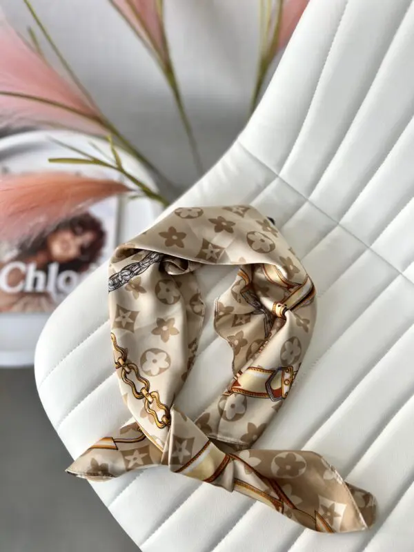 Stilinga skarelė su akcentais