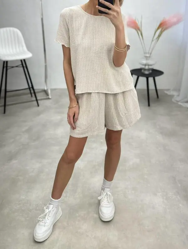 Pastelinių spalvų dviejų dalių kostiumėlis