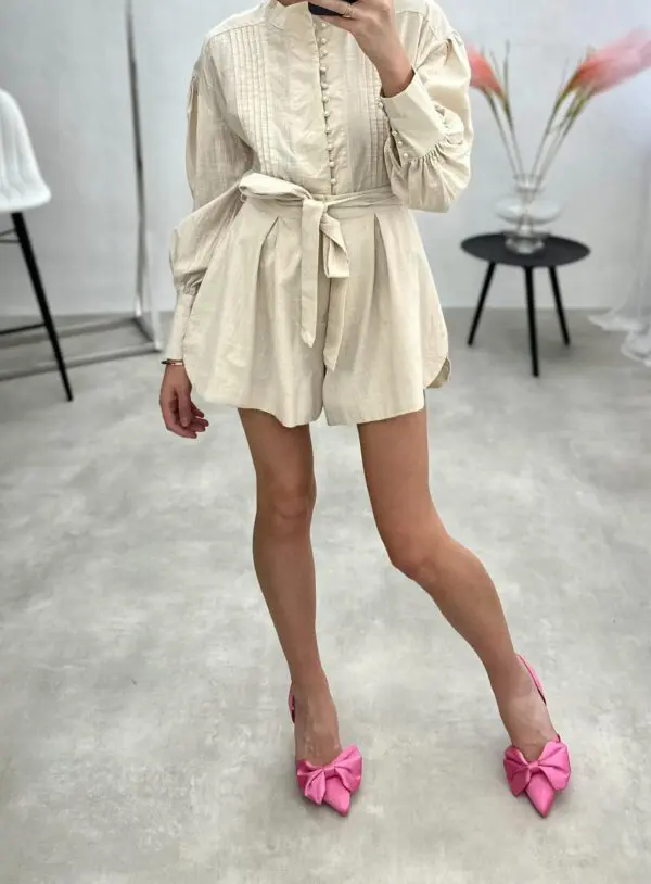 Išskirtinio modelio kostiumėlis kreminės spalvos