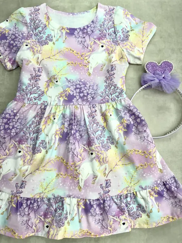 Violetinės spalvos suknelė su vienaragiais