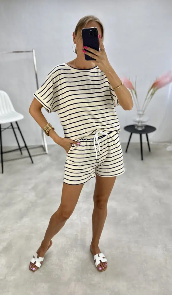 Dryžuotas laisvalaikio kostiumas - kreminis