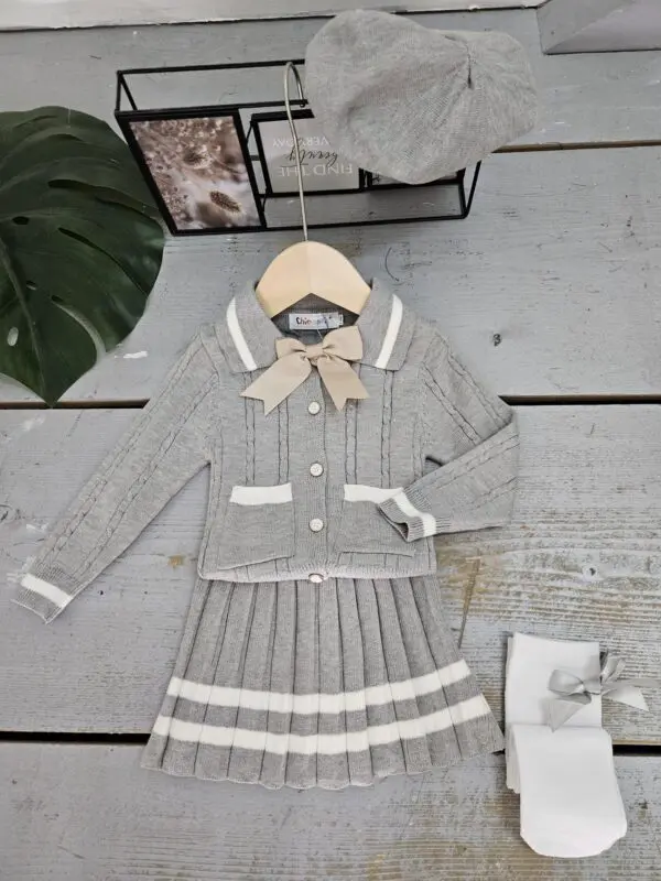 Dviejų dalių kostiumėlis pilkos spalvos