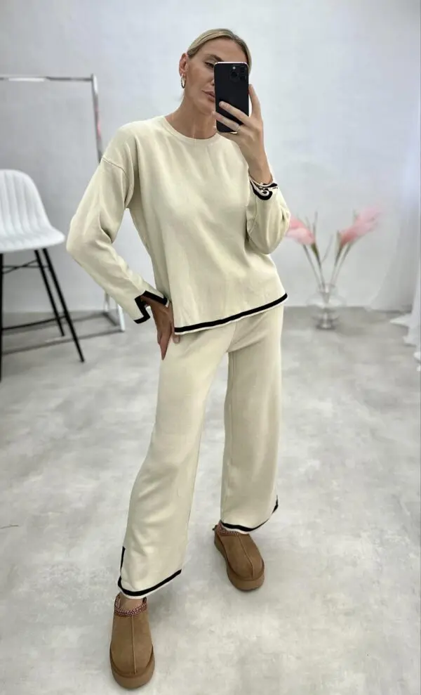 Kostiumas su apvadais kreminės spalvos