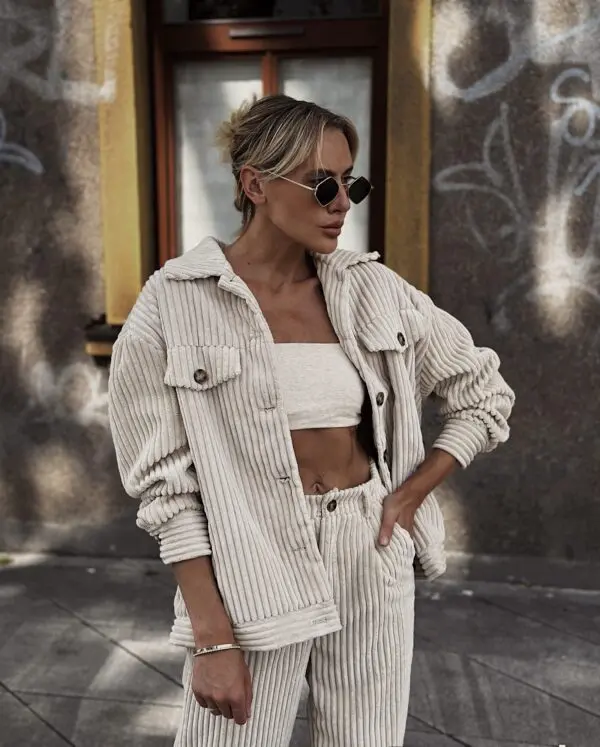 Stilingas kreminės spalvos laisvalaikio kostiumas