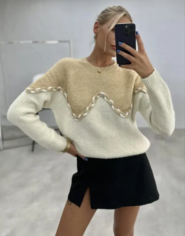 Megztinis su kreminės spalvos akcentais