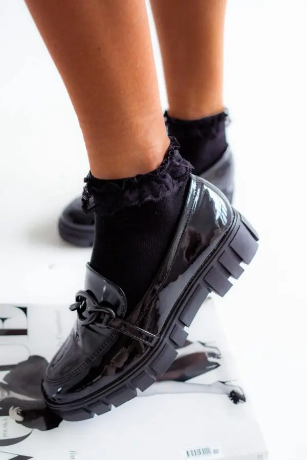 Kojinės su nėriniuota juostele juodos spalvos