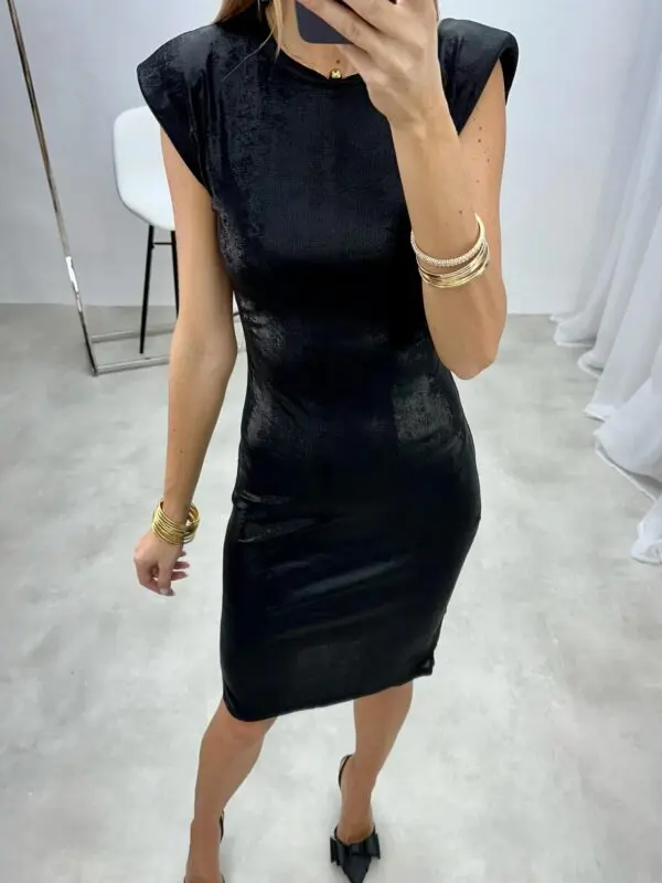 Šventinė blizganti suknelė su išraiškingais pečiais