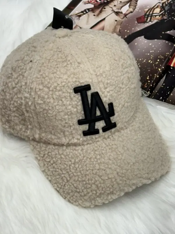 Žieminė kepurė su snapeliu